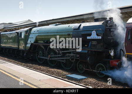 La machine à vapeur, le "Tornado" s'est arrêté à la gare de Taunton à prendre l'eau tout en tirant le Torbay Express en été 2017 Banque D'Images