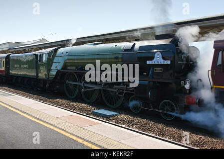 La machine à vapeur, le "Tornado" s'est arrêté à la gare de Taunton à prendre l'eau tout en tirant le Torbay Express en été 2017 Banque D'Images