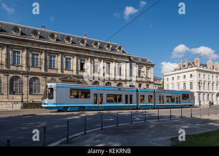 Grenoble, la société Straßenbahn suis Place de Verdun - Grenoble, tramway moderne à la Place de Verdun Banque D'Images