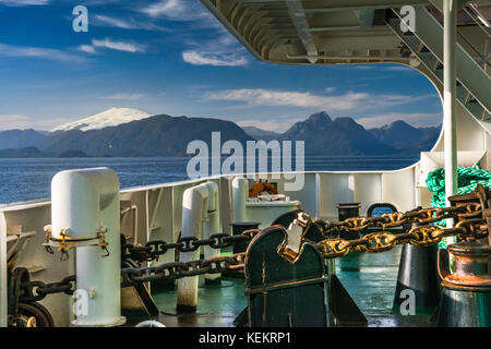 Volcan Melimoyu au-dessus du Canal Moraleda, depuis le pont de Naviera Austral Quelat ferry près de Puerto Raul Marin Balamaceda, région d'Aysen, Patagonie, Chili Banque D'Images