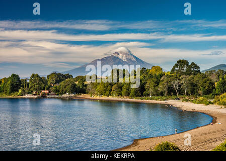 Volcan Osorno sur le Lago Llanquihue, Vicente Perez Rosales, Parc National de la région de Los Lagos, en Patagonie, au Chili Banque D'Images