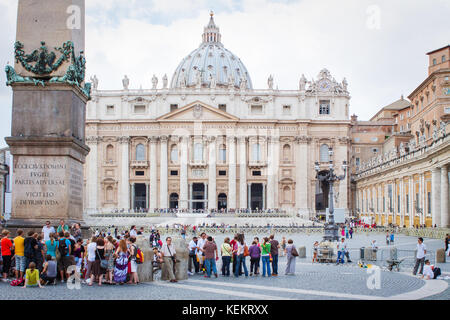 Cité du Vatican, Vatican - 16 septembre 2010 : touristes sur la place en face de la cathédrale Saint Pierre, l'une des églises les plus visitées au monde Banque D'Images