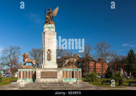 Le mémorial des morts à Ashton sous les jardins commémoratifs de Lyne. Banque D'Images