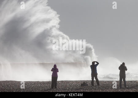 Photographier les gens aux vagues géantes le newhaven phare dans le Sussex le matin du samedi 21 octobre que storm brian est arrivé. Le Royaume-Uni fait face à des bourrasques et des possibilités d'inondation de brian storm - jours après trois personnes sont mortes en Irlande suite à l'ouragan Ophelia. des rafales de jusqu'à 70mph sont prédites à partir de samedi matin, avec les prévisionnistes avertissement de la possibilité d'inondation, les coupures de courant et perturbations des transports. avertissements de vent fort sont en place à travers une grande partie de la Grande-Bretagne, y compris le pays de Galles, l'Angleterre et des Midlands. Banque D'Images