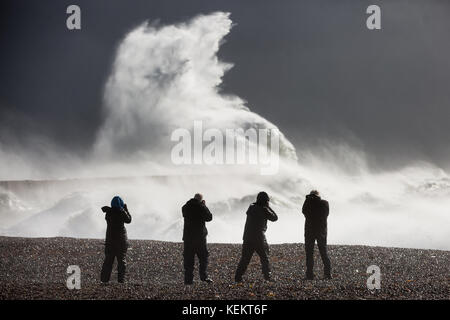 Photographier les gens aux vagues géantes le newhaven phare dans le Sussex le matin du samedi 21 octobre que storm brian est arrivé. Le Royaume-Uni fait face à des bourrasques et des possibilités d'inondation de brian storm - jours après trois personnes sont mortes en Irlande suite à l'ouragan Ophelia. des rafales de jusqu'à 70mph sont prédites à partir de samedi matin, avec les prévisionnistes avertissement de la possibilité d'inondation, les coupures de courant et perturbations des transports. avertissements de vent fort sont en place à travers une grande partie de la Grande-Bretagne, y compris le pays de Galles, l'Angleterre et des Midlands. Banque D'Images