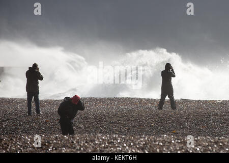 Photographier les gens aux vagues géantes le newhaven phare dans le Sussex le matin du samedi 21 octobre que storm brian est arrivé. Le Royaume-Uni fait face à des bourrasques et des possibilités d'inondation de brian storm - jours après trois personnes sont mortes en Irlande suite à l'ouragan Ophelia. des rafales de jusqu'à 70mph sont prédites à partir de samedi matin, avec les prévisionnistes avertissement de la possibilité d'inondation, les coupures de courant et perturbations des transports. avertissements de vent fort sont en place à travers une grande partie de la Grande-Bretagne, y compris le pays de Galles, l'Angleterre et des Midlands. Banque D'Images