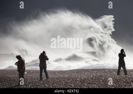 Photographier les gens aux vagues géantes le newhaven phare dans le Sussex le matin du samedi 21 octobre que storm brian est arrivé. Le Royaume-Uni fait face à des bourrasques et des possibilités d'inondation de brian storm - jours après trois personnes sont mortes en Irlande suite à l'ouragan Ophelia. des rafales de jusqu'à 70mph sont prédites à partir de samedi matin, avec les prévisionnistes avertissement de la possibilité d'inondation, les coupures de courant et perturbations des transports. avertissements de vent fort sont en place à travers une grande partie de la Grande-Bretagne, y compris le pays de Galles, l'Angleterre et des Midlands. Banque D'Images