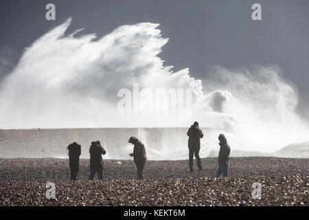 Photographier les gens aux vagues géantes le newhaven phare dans le Sussex le matin du samedi 21 octobre que storm brian est arrivé. Le Royaume-Uni fait face à des bourrasques et des possibilités d'inondation de brian storm - jours après trois personnes sont mortes en Irlande suite à l'ouragan Ophelia. des rafales de jusqu'à 70mph sont prédites à partir de samedi matin, avec les prévisionnistes avertissement de la possibilité d'inondation, les coupures de courant et perturbations des transports. avertissements de vent fort sont en place à travers une grande partie de la Grande-Bretagne, y compris le pays de Galles, l'Angleterre et des Midlands. Banque D'Images