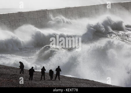 Photographier les gens aux vagues géantes le newhaven phare dans le Sussex le matin du samedi 21 octobre que storm brian est arrivé. Le Royaume-Uni fait face à des bourrasques et des possibilités d'inondation de brian storm - jours après trois personnes sont mortes en Irlande suite à l'ouragan Ophelia. des rafales de jusqu'à 70mph sont prédites à partir de samedi matin, avec les prévisionnistes avertissement de la possibilité d'inondation, les coupures de courant et perturbations des transports. avertissements de vent fort sont en place à travers une grande partie de la Grande-Bretagne, y compris le pays de Galles, l'Angleterre et des Midlands. Banque D'Images