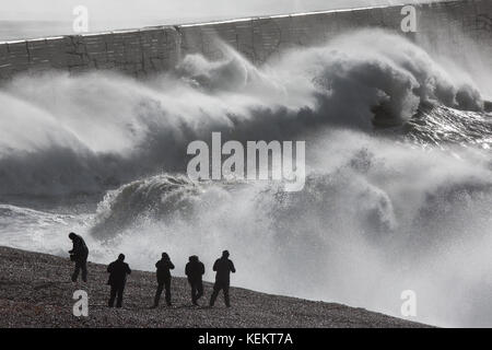 Photographier les gens aux vagues géantes le newhaven phare dans le Sussex le matin du samedi 21 octobre que storm brian est arrivé. Le Royaume-Uni fait face à des bourrasques et des possibilités d'inondation de brian storm - jours après trois personnes sont mortes en Irlande suite à l'ouragan Ophelia. des rafales de jusqu'à 70mph sont prédites à partir de samedi matin, avec les prévisionnistes avertissement de la possibilité d'inondation, les coupures de courant et perturbations des transports. avertissements de vent fort sont en place à travers une grande partie de la Grande-Bretagne, y compris le pays de Galles, l'Angleterre et des Midlands. Banque D'Images