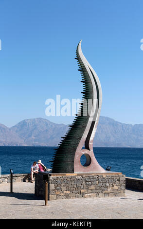 Port d'Agios Nikolaos, Crète, Grèce. La Corne de l'Inferi sculpture sur le front de mer Banque D'Images