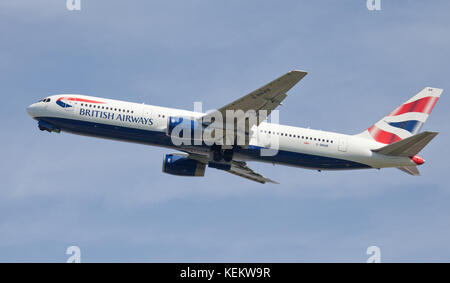 British Airways Boeing 767 G-BNWB décollant de l'aéroport de Londres Heathrow LHR Banque D'Images