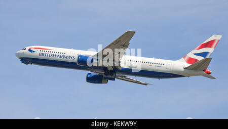 British Airways Boeing 767 G-BNWB décollant de l'aéroport de Londres Heathrow LHR Banque D'Images