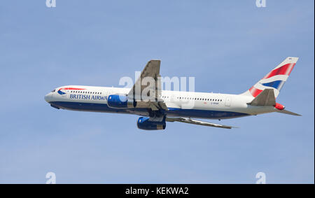 British Airways Boeing 767 G-BNWB décollant de l'aéroport de Londres Heathrow LHR Banque D'Images