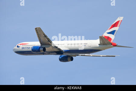 British Airways Boeing 767 G-BNWB décollant de l'aéroport de Londres Heathrow LHR Banque D'Images