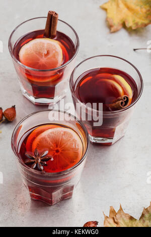 Thé rouge chaud avec du citron sur table gris clair avec copie espace, automne délicieux vin chaud verre Banque D'Images