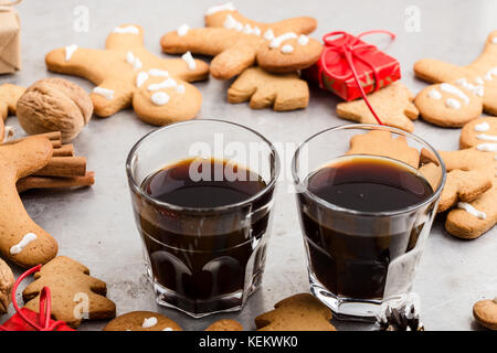 Trois verres de café noir et gingerbread cookies sur fond gris avec copie espace (vue de dessus). Noël encore la vie Banque D'Images