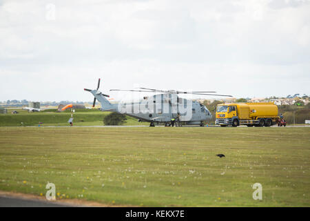 Fleet Air Arm Agusta Westland Merlin HM1 Ravitaillement au sol de l'hélicoptère avec les moteurs en marche RNAS Culdrose Banque D'Images