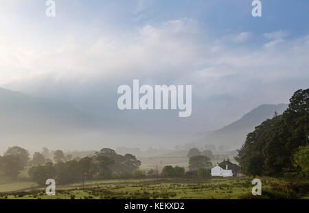 Lake District, Cumbria - une vue à l'aube qui regarde vers le sud le long de St John's dans la vallée vers Helvellyn, loin de Shundraw Banque D'Images