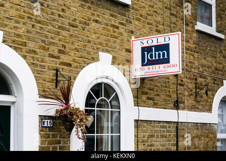 JDM UN Agents immobiliers vendus signe sur une maison à Bromley, dans le sud de Londres. Banque D'Images