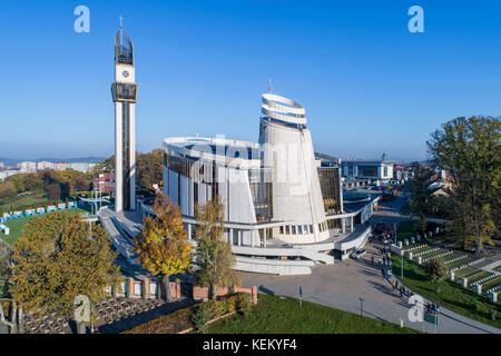 Sanctuaire de la divine miséricorde, église, cimetière et parc de Lagiewniki, à Cracovie, Pologne. Vue aérienne de tôt le matin à l'automne Banque D'Images