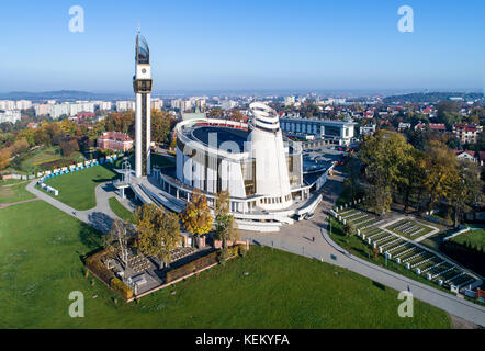 Sanctuaire de la divine miséricorde, église, cimetière et parc de Lagiewniki, à Cracovie, Pologne. Vue aérienne de tôt le matin à l'automne Banque D'Images