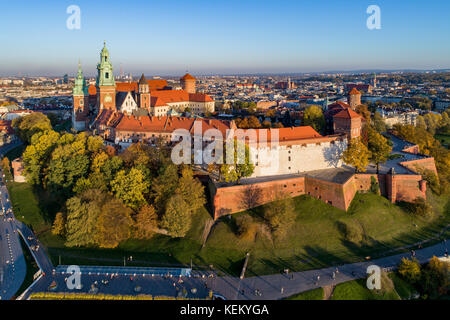 Panorama de Cracovie, Pologne, avec château royal de Wawel et de la cathédrale à l'automne. Vue aérienne au coucher du soleil. Banque D'Images