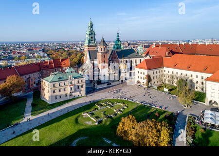 Cathédrale gothique royal de Wawel à Cracovie, en Pologne, avec chapelle renaissance sigmund avec dôme doré, une partie de château du Wawel, cour, parc et les touristes. Banque D'Images