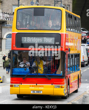 Trois ponts double decker bus touristique arrive au pont de Waverley à Édimbourg. La nouvelle route touristique permet de voir l'Forth Bridges. Banque D'Images