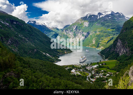 Geirangerfjord vue du dessus avec les navires de croisière et les montagnes Banque D'Images