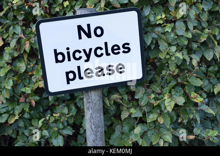 Pas de bicyclettes Veuillez ouvrir la haie bush green angleterre uk Banque D'Images