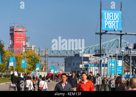 Montréal, CA - 21 octobre 2017 : foule de touristes autour du Vieux Port de Montréal par une journée ensoleillée d'automne Banque D'Images