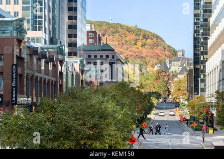 Montréal, Canada - 22 octobre 2017 : McGill College Avenue de la place ville Marie, à l'automne, avec Mont Royal au loin. Banque D'Images