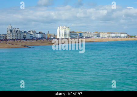 Vue sur la plage d'Eastbourne Eastbourne Pier, lors de canicule et Airshow 24. Banque D'Images