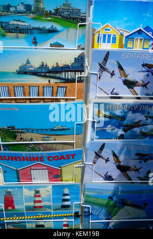 Cartes postales du bord de mer au magasin de souvenirs à Eastbourne, East Sussex, UK Banque D'Images