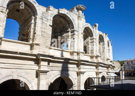 L'amphithéâtre d'Arles (arènes d'Arles en français), un amphithéâtre romain à deux niveaux dans le sud de la france ville d'Arles. Un site du patrimoine mondial depuis 1 Banque D'Images