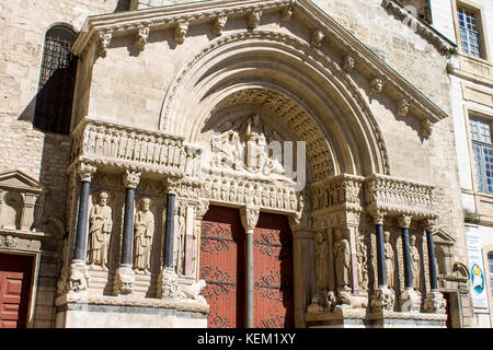 L'église de St Trophime., une église catholique romaine et l'ancienne cathédrale construite entre le 12ème siècle et le 15e siècle dans la ville d'Arles, fra Banque D'Images