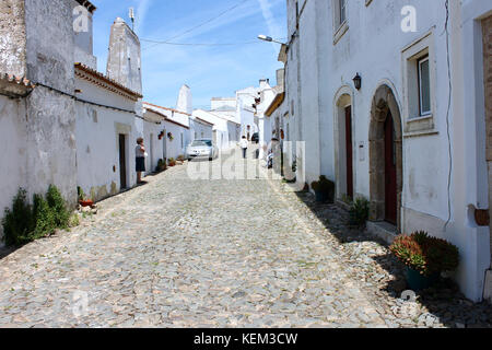 Les rues et les maisons d'Evora monte, une ville fortifiée dans la région de l'alentejo du Portugal Banque D'Images