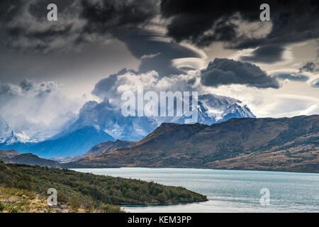 Torres del Paine, les nuages lenticulaires, vue lointaine sur le Lago Toro, Patagonie, Chili Banque D'Images