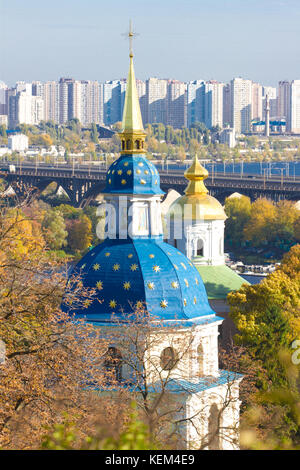 Vydubychi monastère situé avec vue panoramique sur Kiev. Vue panoramique de Kiev, Ukraine. Botanical garden Banque D'Images