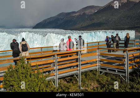 Les visiteurs qui cherchent à Perito Moreno Glacier, Parc National Los Glaciares, Patagonie, Argentine Banque D'Images