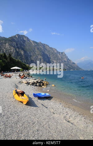 La plage à Limone sul Garda, sur le lac de Garde, dans la région de Lombardie, Italie, Europe du nord Banque D'Images