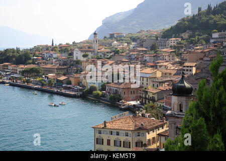 Vue aérienne de Limone sul Garda, sur le lac de Garde, dans la région de Brescia, dans le nord de l'Italie Banque D'Images