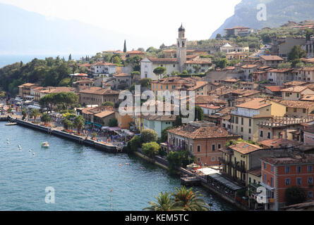 Vue aérienne de Limone sul Garda, sur le lac de Garde, dans la région de Brescia, dans le nord de l'Italie Banque D'Images