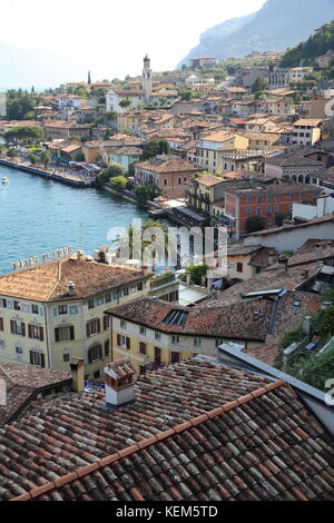 Vue aérienne de Limone sul Garda, sur le lac de Garde, dans la région de Brescia, dans le nord de l'Italie Banque D'Images