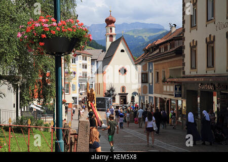 L'été dans le village d'Ortisei, dans le Val Gardena, les Dolomites, dans le Tyrol du Sud, dans le nord de l'Italie, l'Europe Banque D'Images