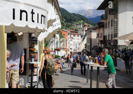 L'été dans le village d'Ortisei, dans le Val Gardena, les Dolomites, dans le Tyrol du Sud, dans le nord de l'Italie, l'Europe Banque D'Images