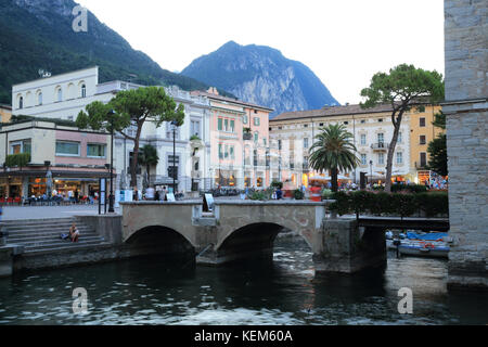 Crépuscule dans jolie Riva del Garda, sur le lac de Garde, de rives, dans le nord de l'Italie, l'Europe Banque D'Images