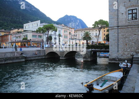 Crépuscule dans jolie Riva del Garda, sur le lac de Garde, de rives, dans le nord de l'Italie, l'Europe Banque D'Images