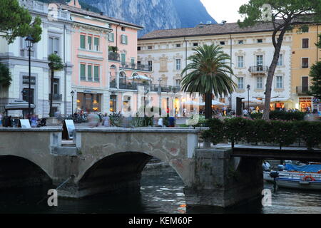 Crépuscule dans jolie Riva del Garda, sur le lac de Garde, de rives, dans le nord de l'Italie, l'Europe Banque D'Images